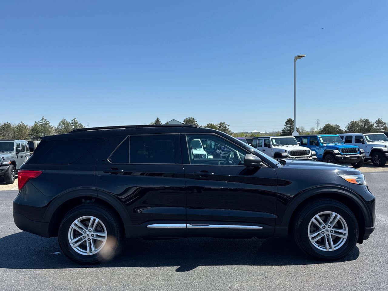 Used 2023 Ford Explorer XLT AWD/4WD image 2