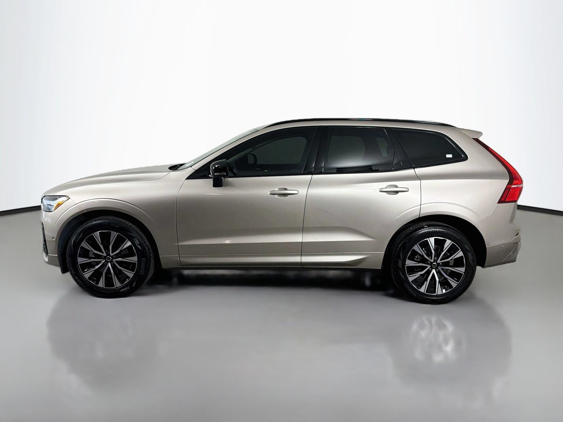 Certified 2024 Volvo XC60 B5 Plus AWD/4WD image 9