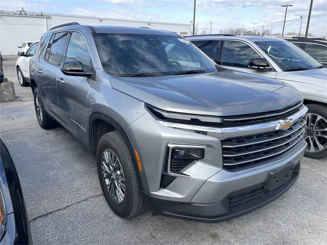 Used 2025 Chevrolet Traverse LT image 12