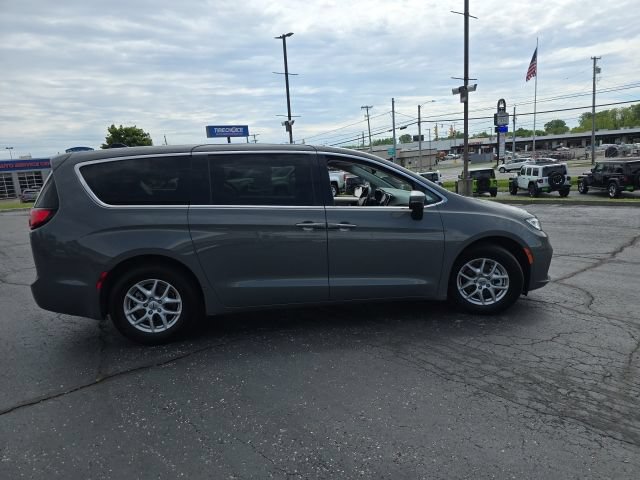 Used 2023 Chrysler Pacifica Touring-L FWD image 8