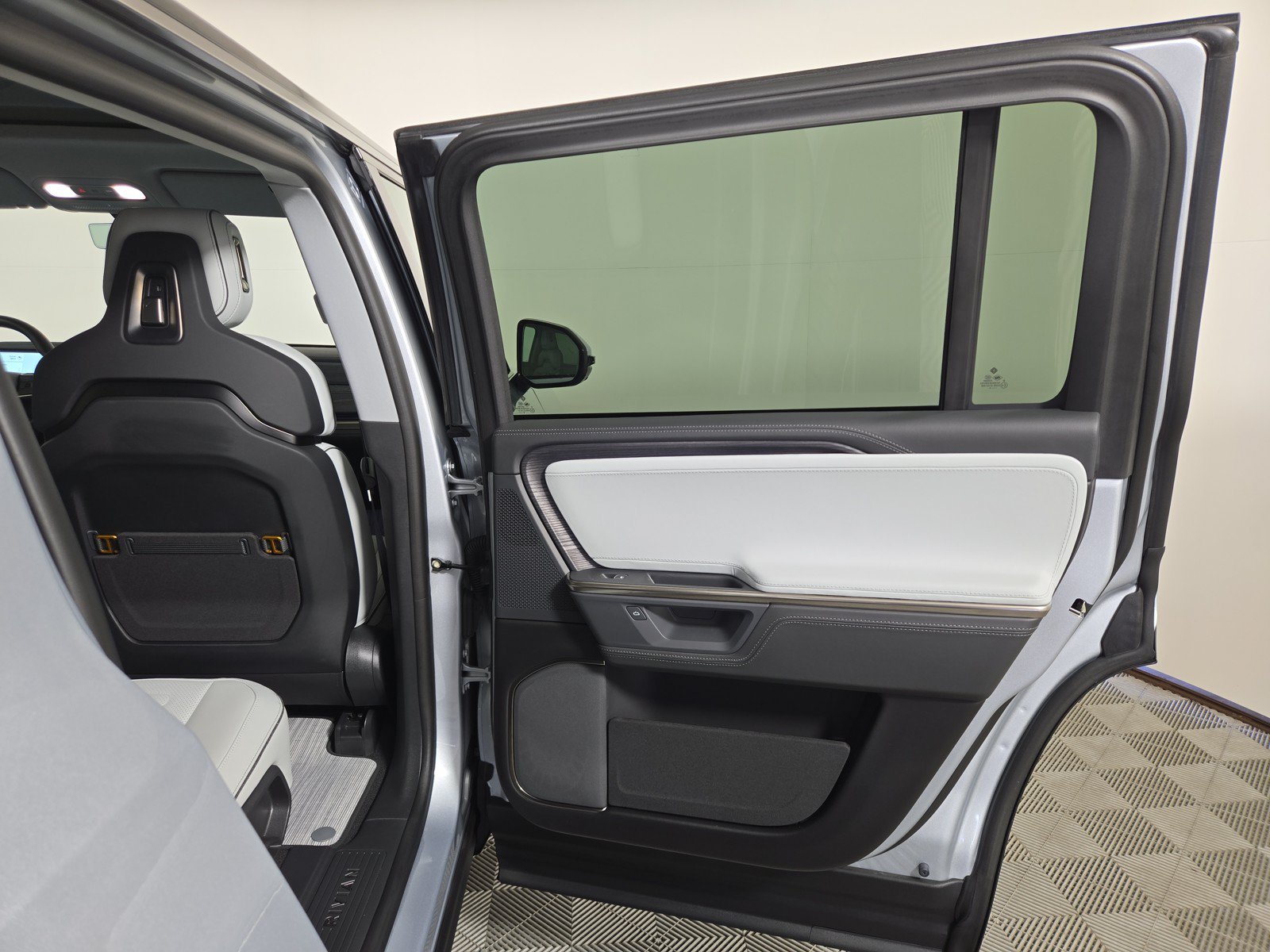Used 2025 Rivian R1S Adventure AWD/4WD image 19