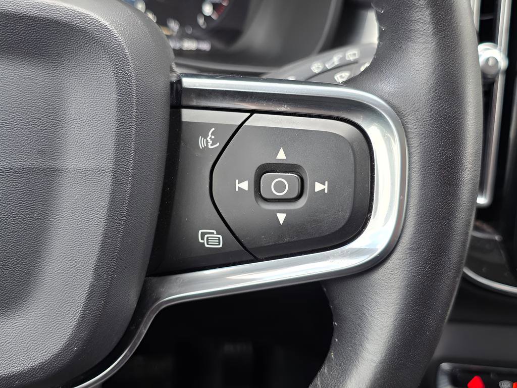 Used 2020 Volvo XC40 T5 Momentum image 27