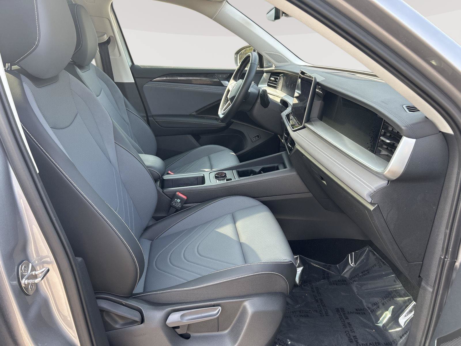 Certified 2025 Volkswagen Tiguan SE w/ Panoramic Sunroof Package AWD/4WD image 19