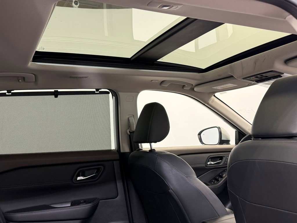 Used 2023 Nissan Rogue SL w/ SL Premium Package image 9