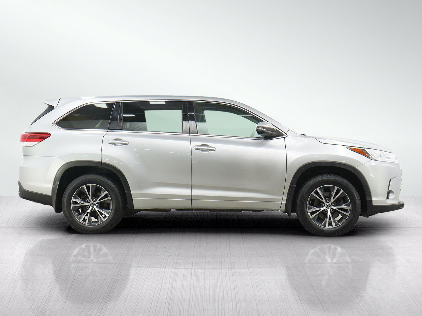 Used 2017 Toyota Highlander LE AWD/4WD image 6