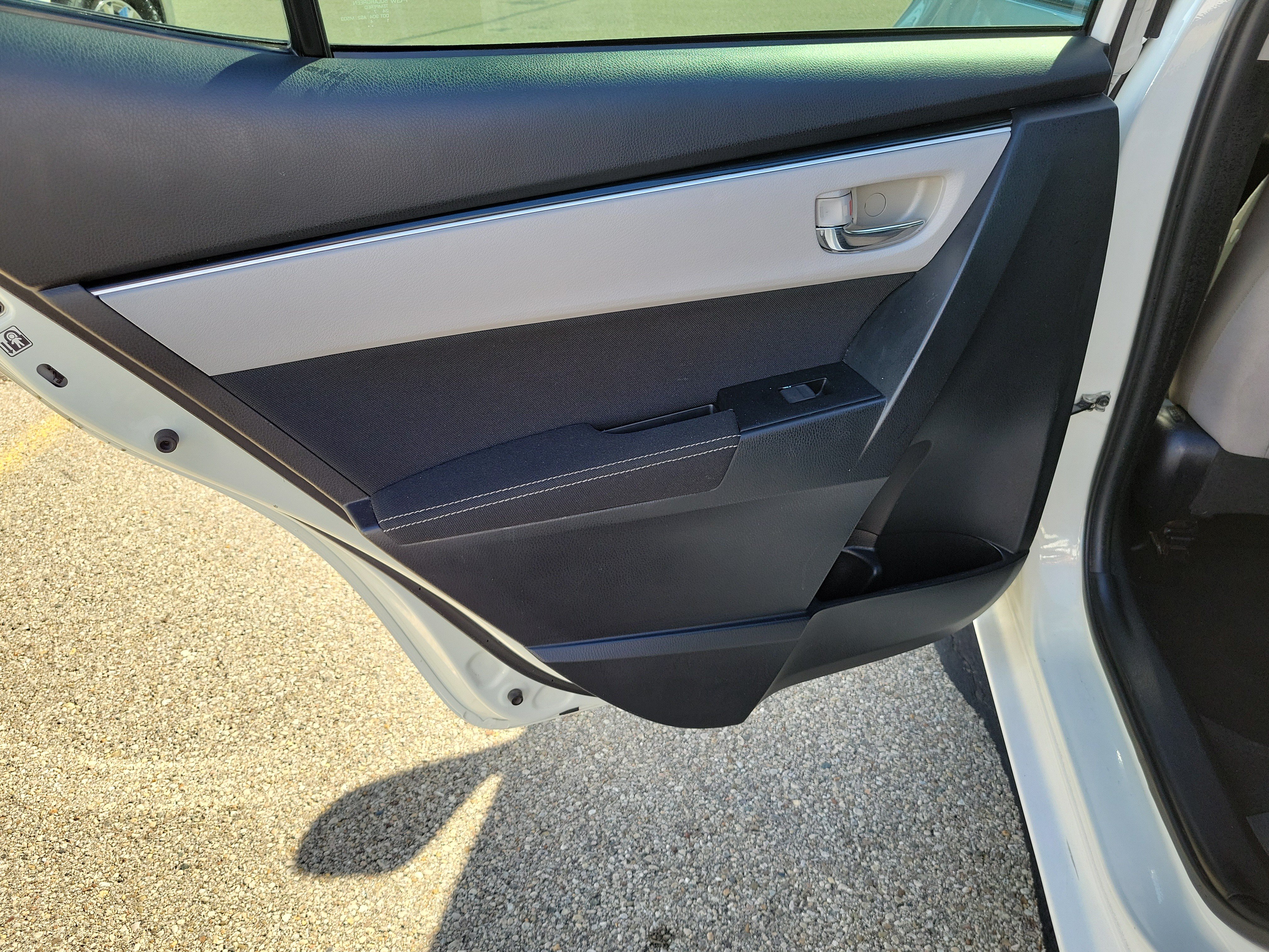 Used 2017 Toyota Corolla LE w/ Carpet Mat Package (TMS) FWD image 13