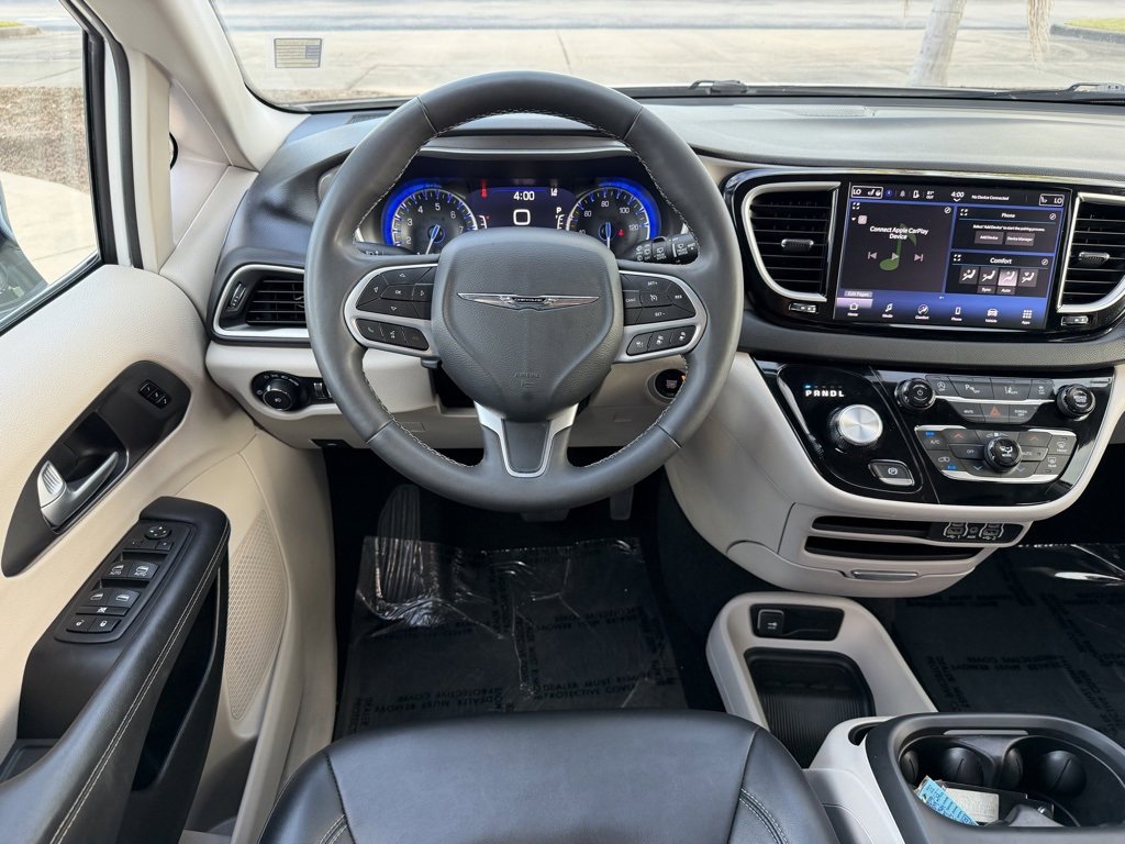 Used 2024 Chrysler Pacifica Touring-L image 2