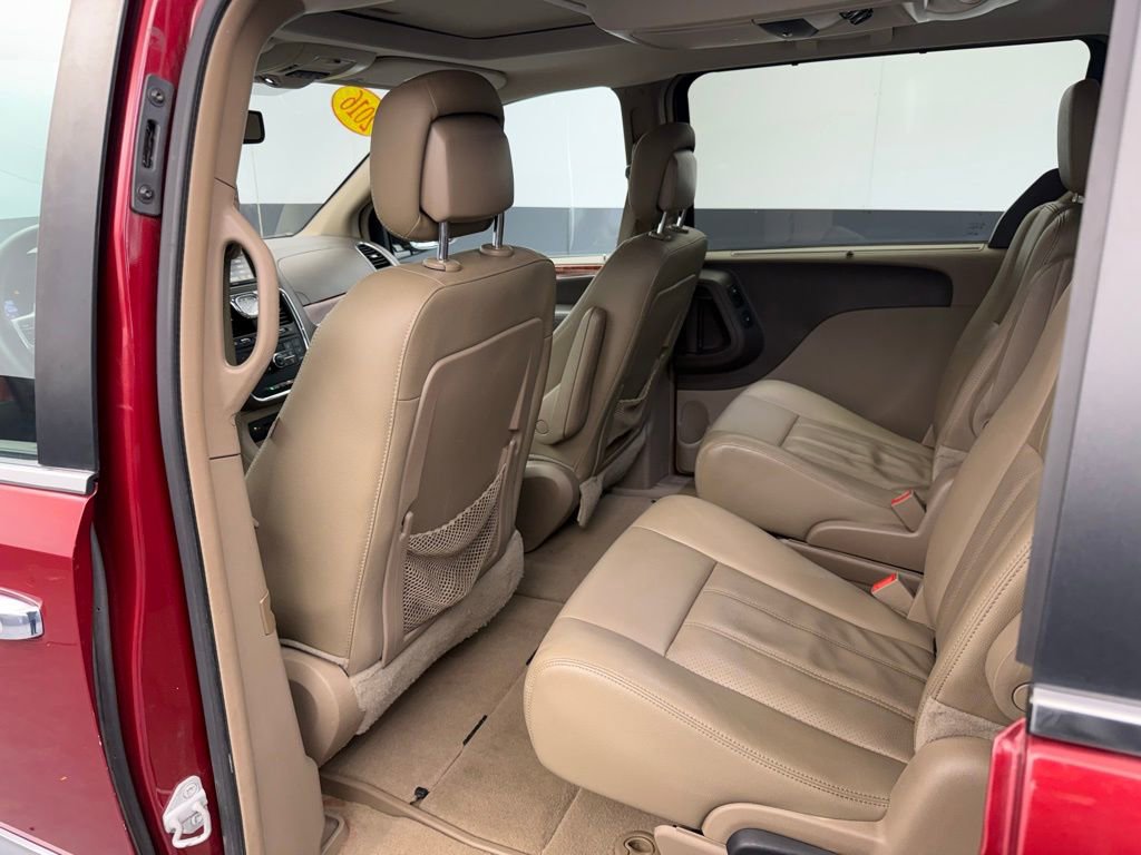 Used 2016 Chrysler Town & Country Touring-L image 43