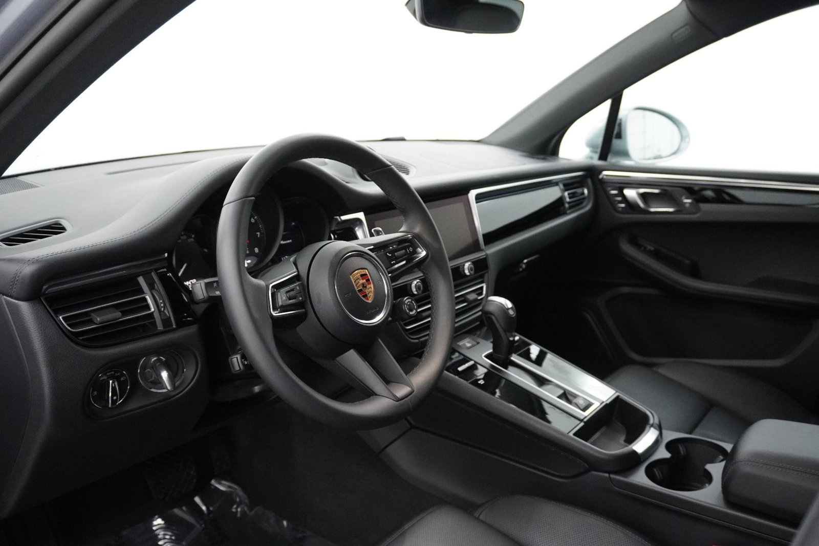 Certified 2026 Porsche Macan image 4