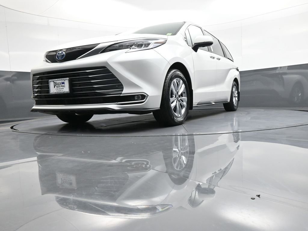 Certified 2025 Toyota Sienna Limited image 28