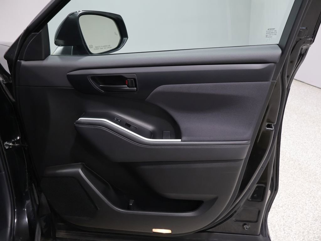 Used 2023 Toyota Highlander LE image 23