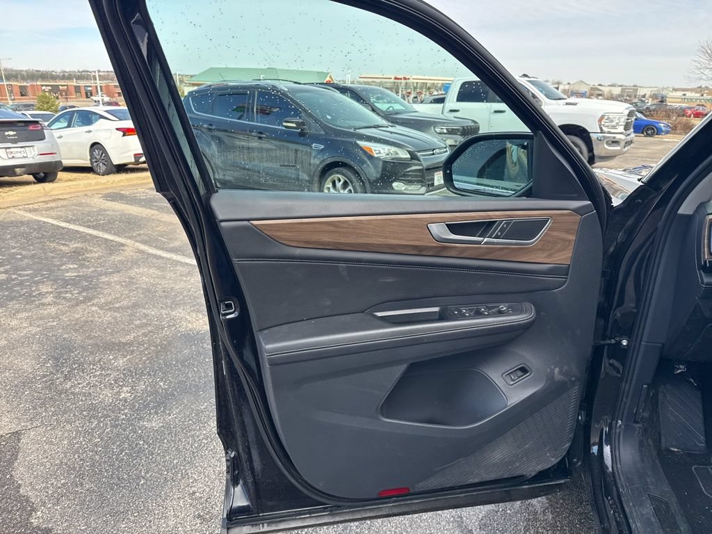 Used 2025 Volkswagen Atlas SE AWD/4WD image 13