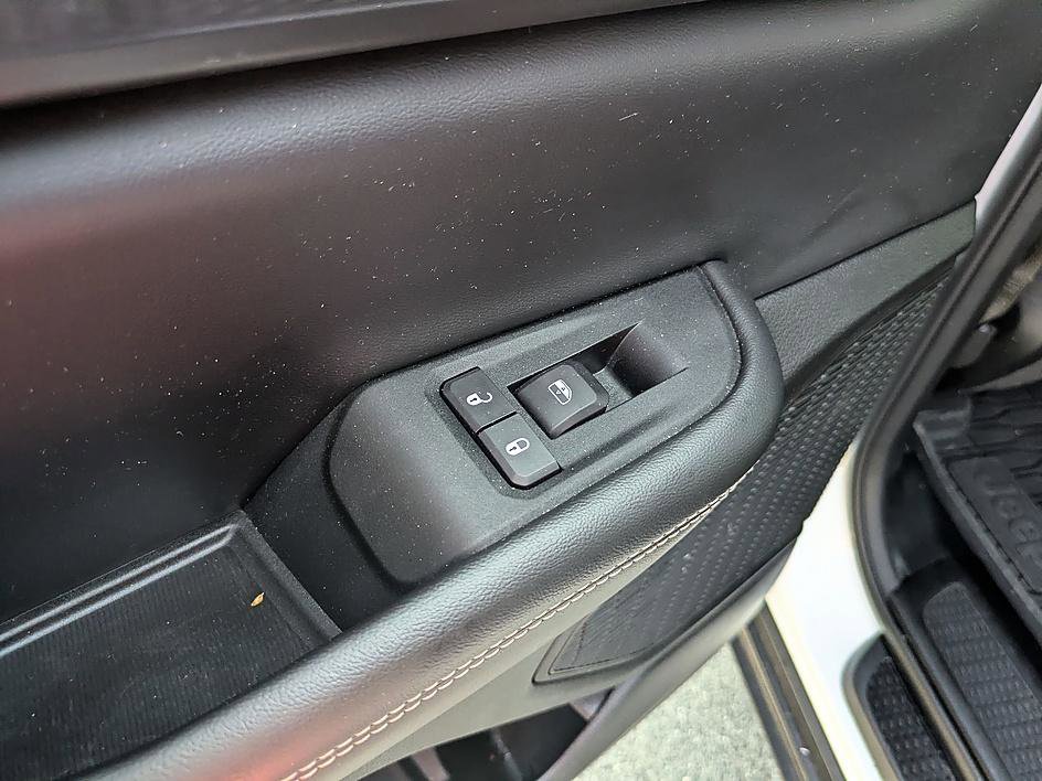 Used 2024 Jeep Grand Cherokee L Altitude image 29