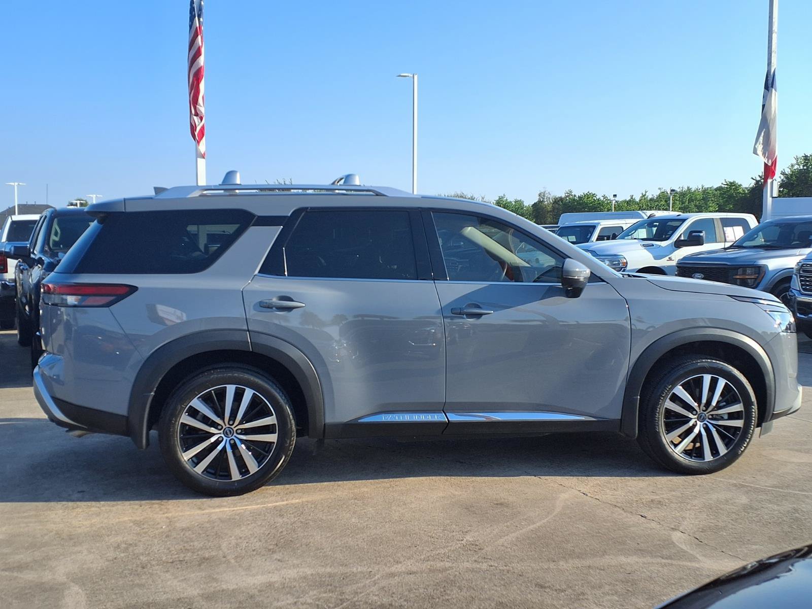 Used 2025 Nissan Pathfinder Platinum w/ Cargo Package FWD image 4