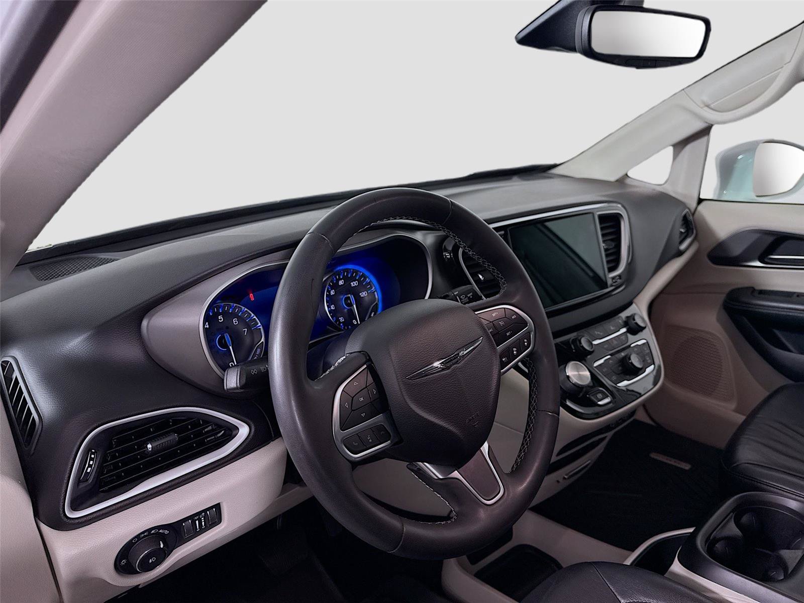 Used 2022 Chrysler Pacifica Touring-L FWD image 3