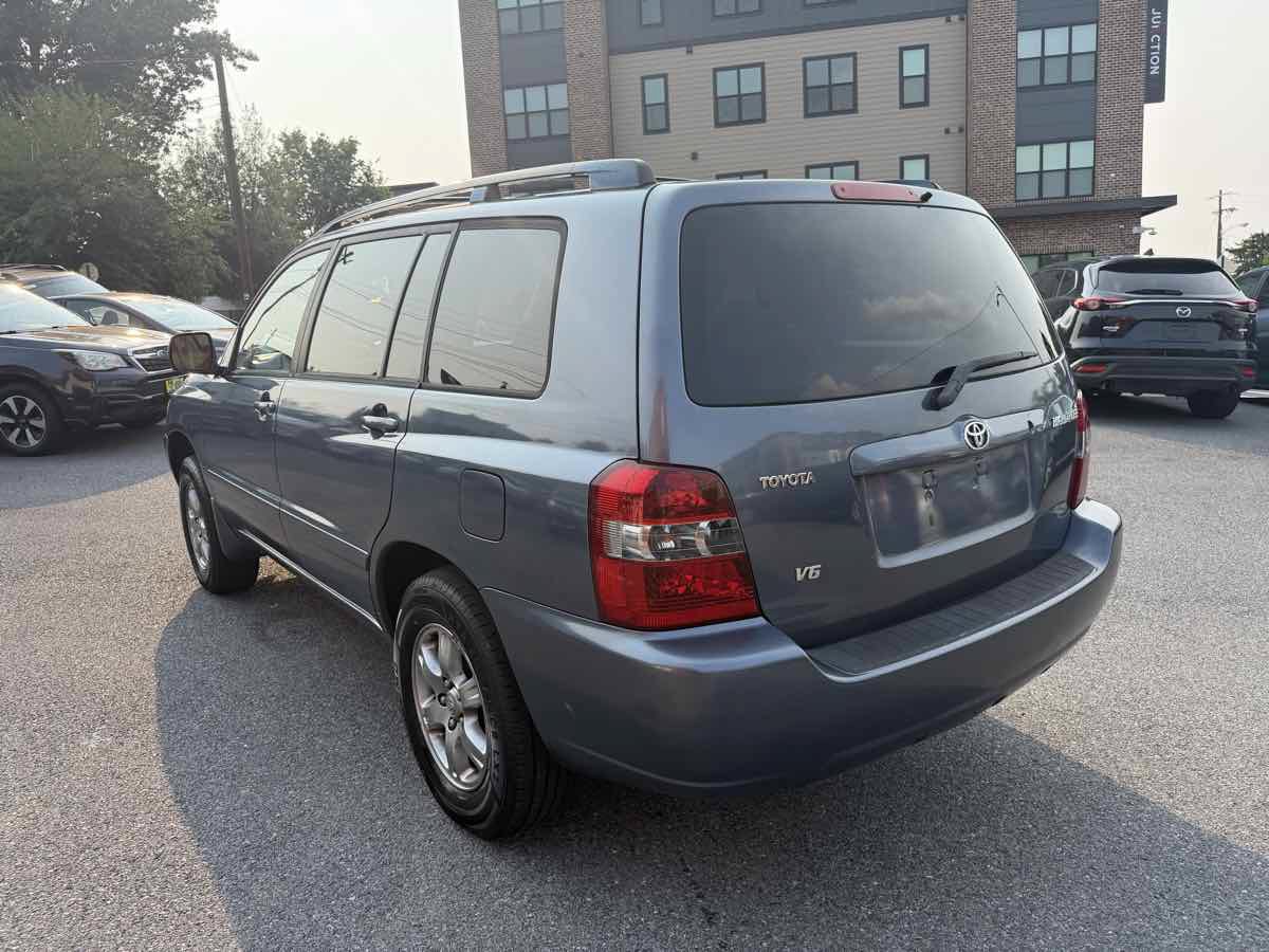 Used 2005 Toyota Highlander 2WD V6 w/ 3rd Row image 5