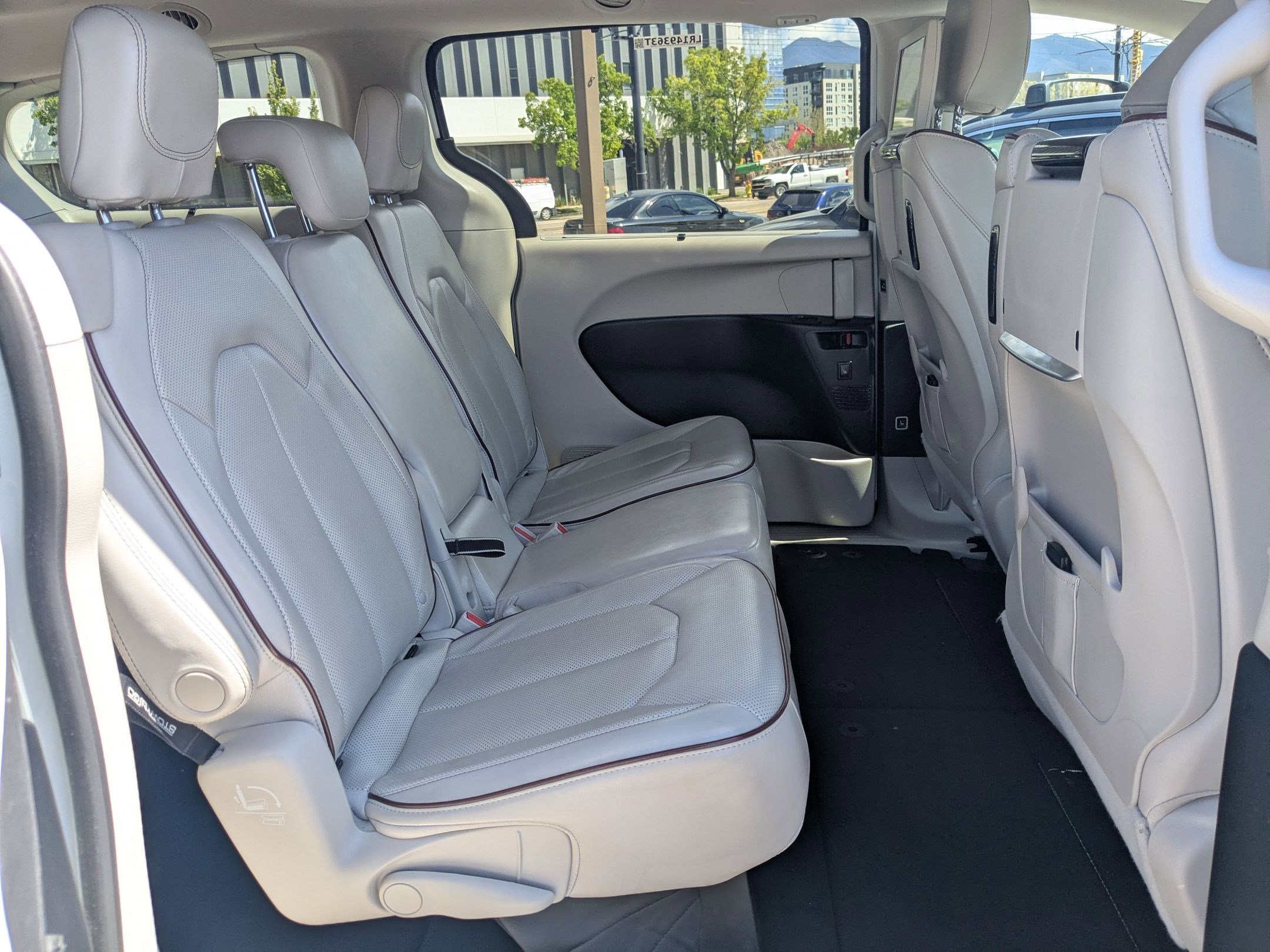 Used 2020 Chrysler Pacifica Limited w/ Advanced Safetytec Group FWD image 30