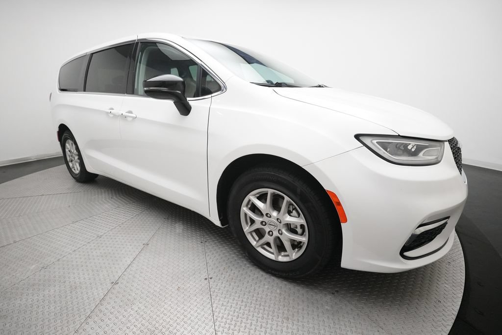 Used 2024 Chrysler Pacifica Touring-L FWD image 36