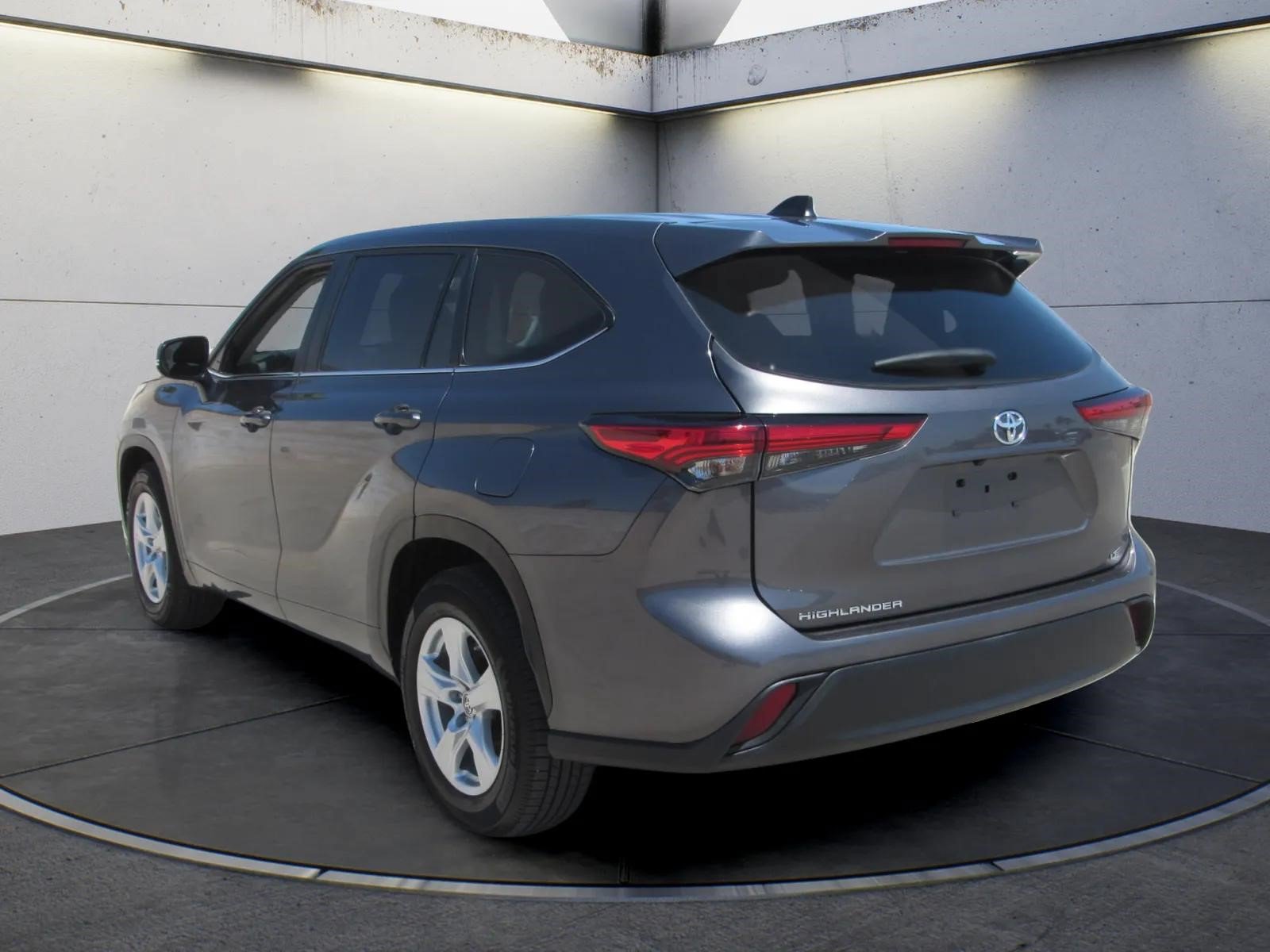 Used 2023 Toyota Highlander LE FWD image 6