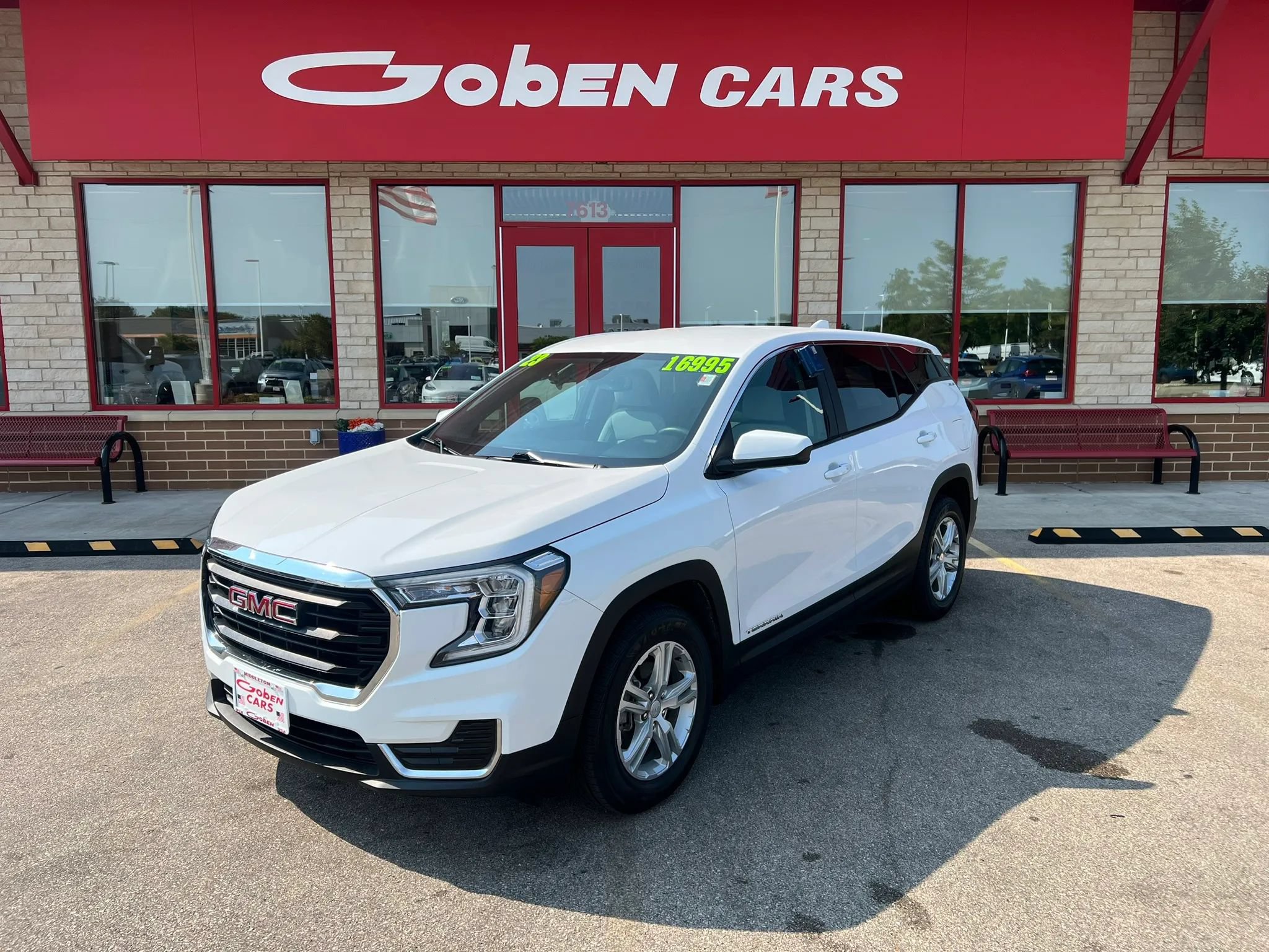 Used 2023 GMC Terrain SLE FWD image 1