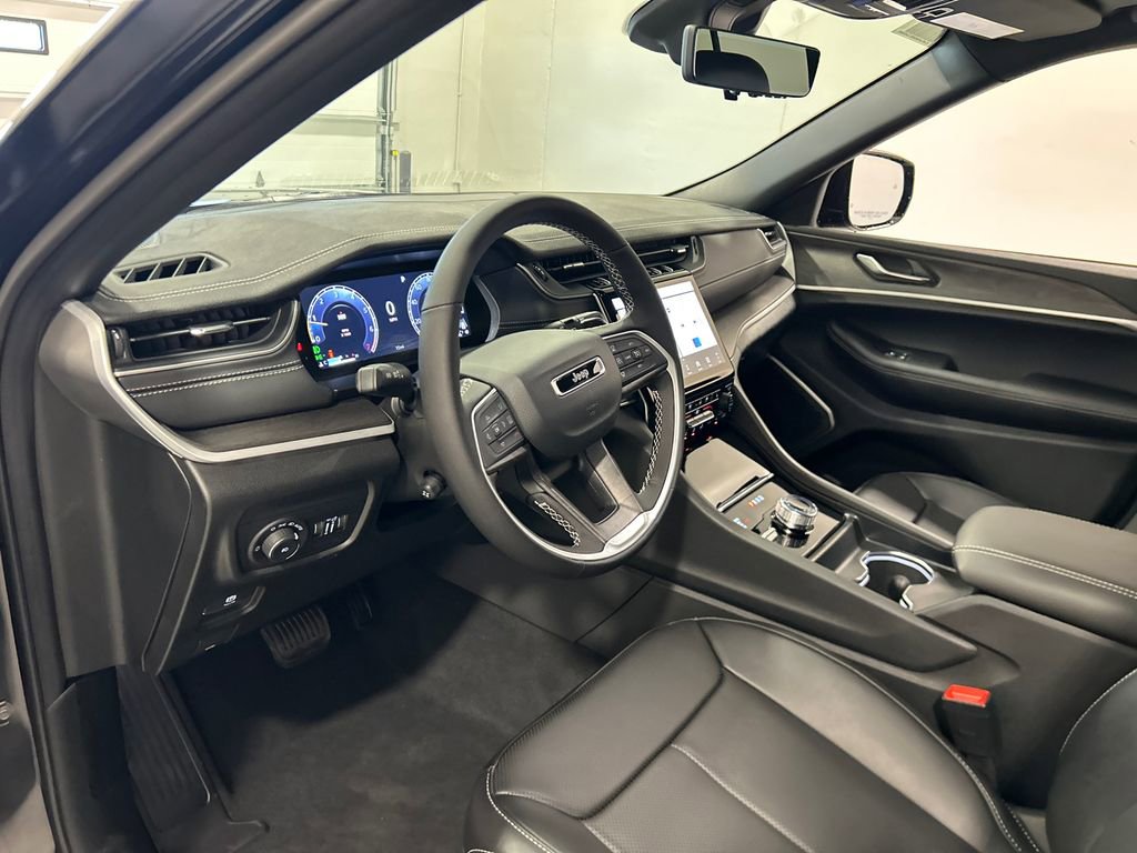 New 2025 Jeep Grand Cherokee Limited w/ Luxury Tech Group II image 17