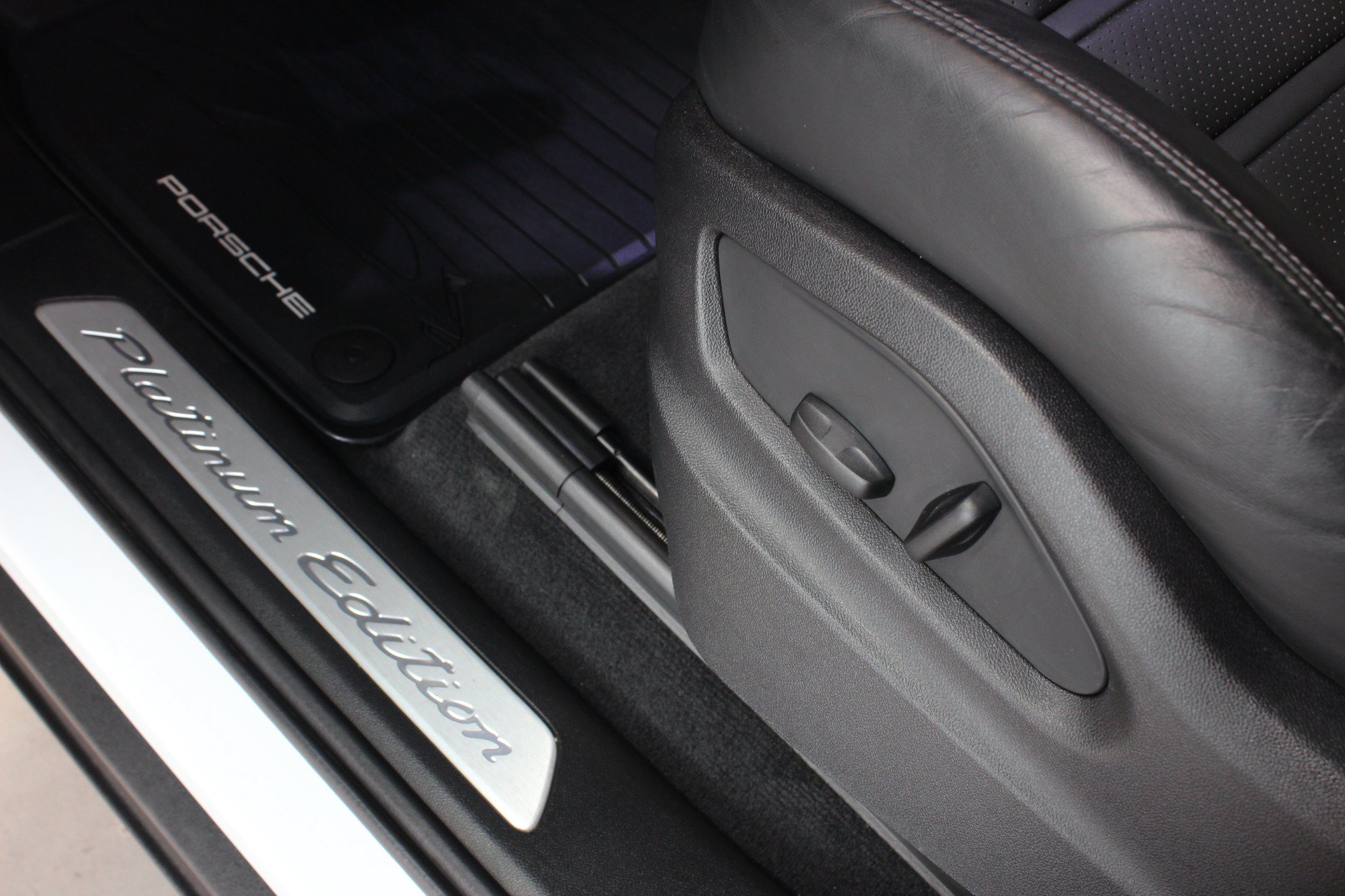 Used 2022 Porsche Cayenne Platinum Edition AWD/4WD image 39