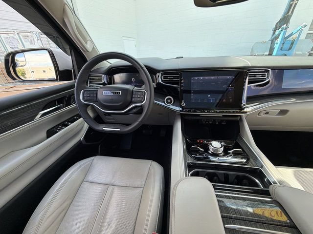 Used 2022 Jeep Wagoneer Series III w/ Premium Group I AWD/4WD image 18