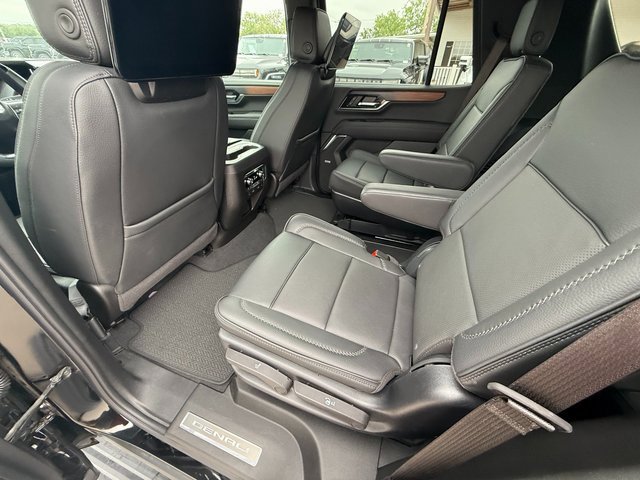 Used 2025 GMC Yukon Denali w/ Denali Reserve Package image 13