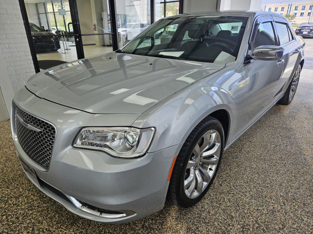 Used 2019 Chrysler 300 Touring w/ Chrome Appearance Package image 5