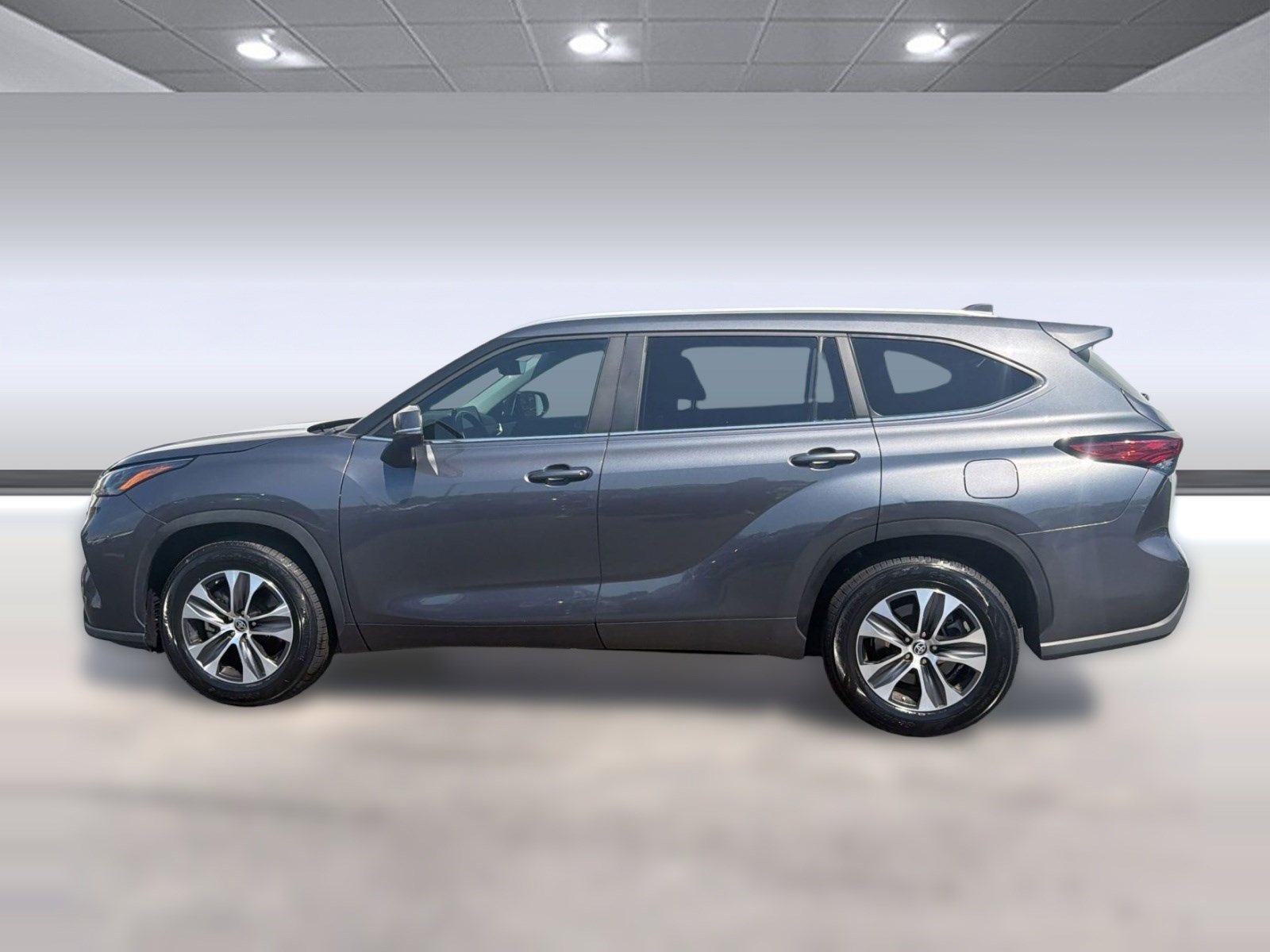 Used 2023 Toyota Highlander XLE image 2
