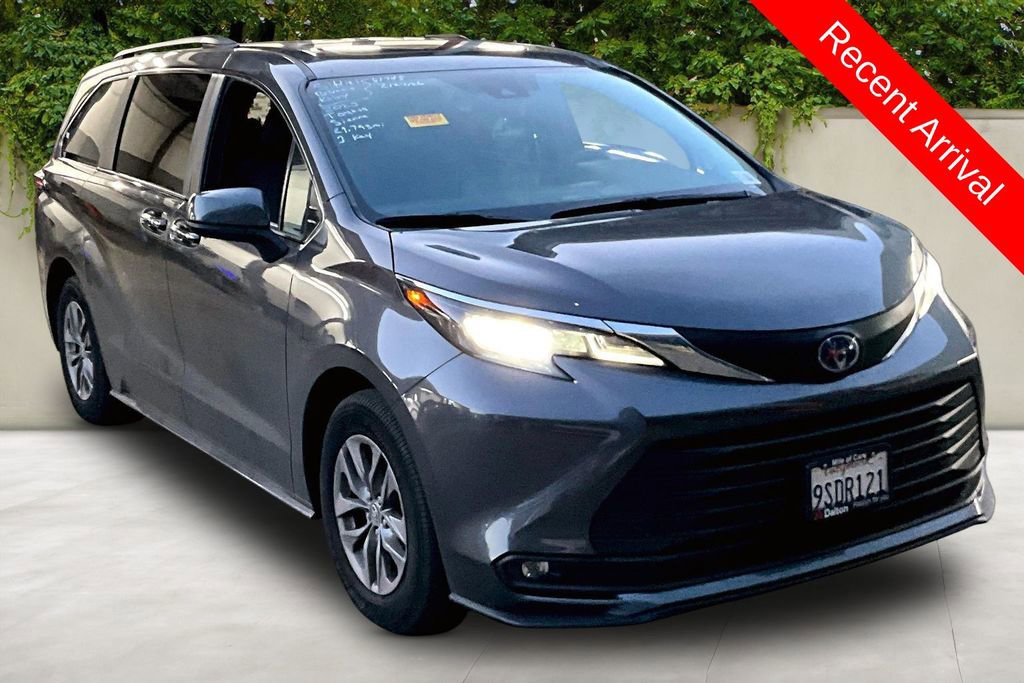 Certified 2025 Toyota Sienna XLE w/ XLE Plus Package image 1