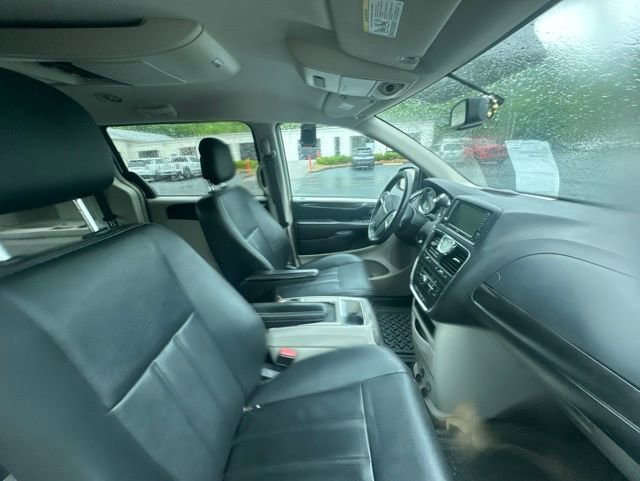 Used 2016 Chrysler Town & Country Touring FWD image 12