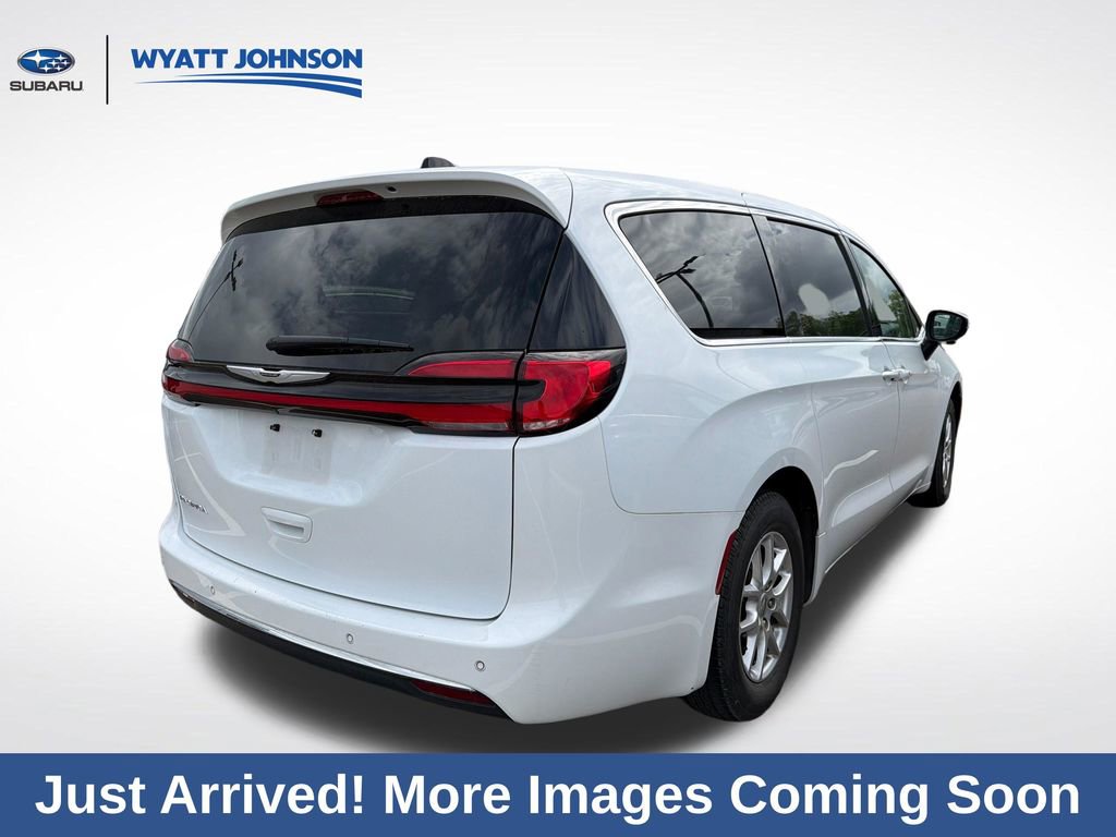 Used 2023 Chrysler Pacifica Touring-L image 5