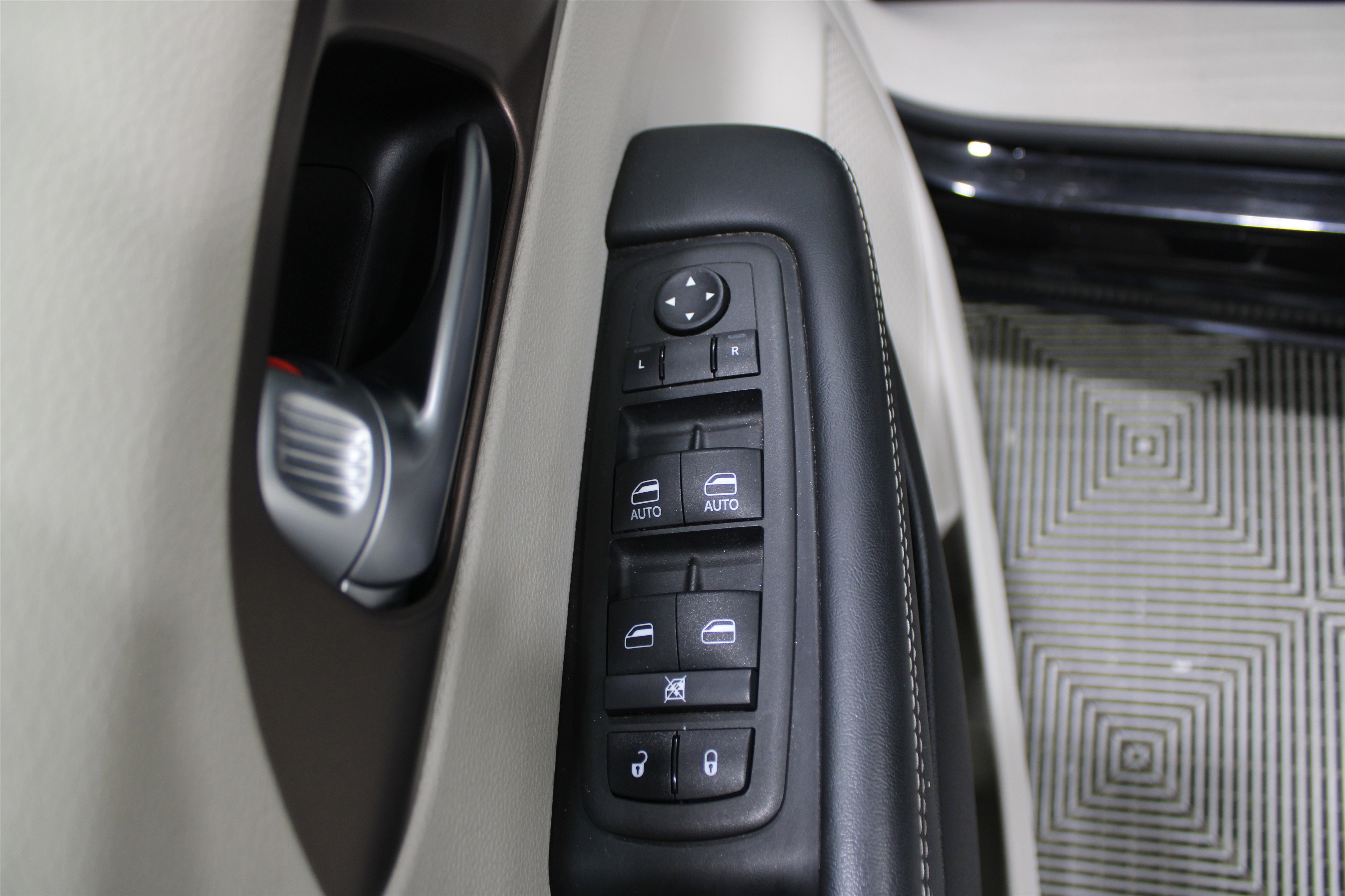 Used 2024 Chrysler Voyager LX image 7