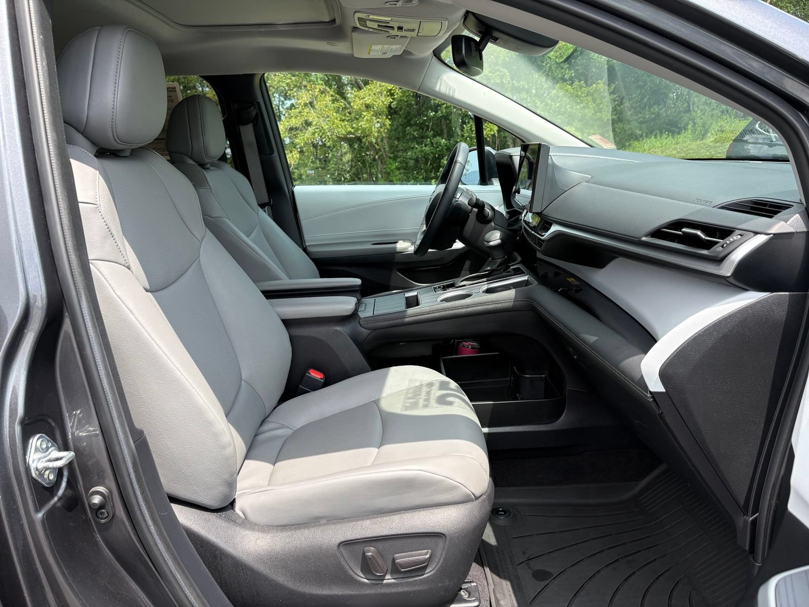 Used 2025 Toyota Sienna XLE FWD image 29