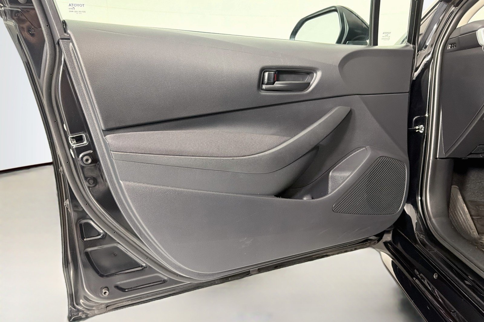 Used 2025 Toyota Corolla LE FWD image 20