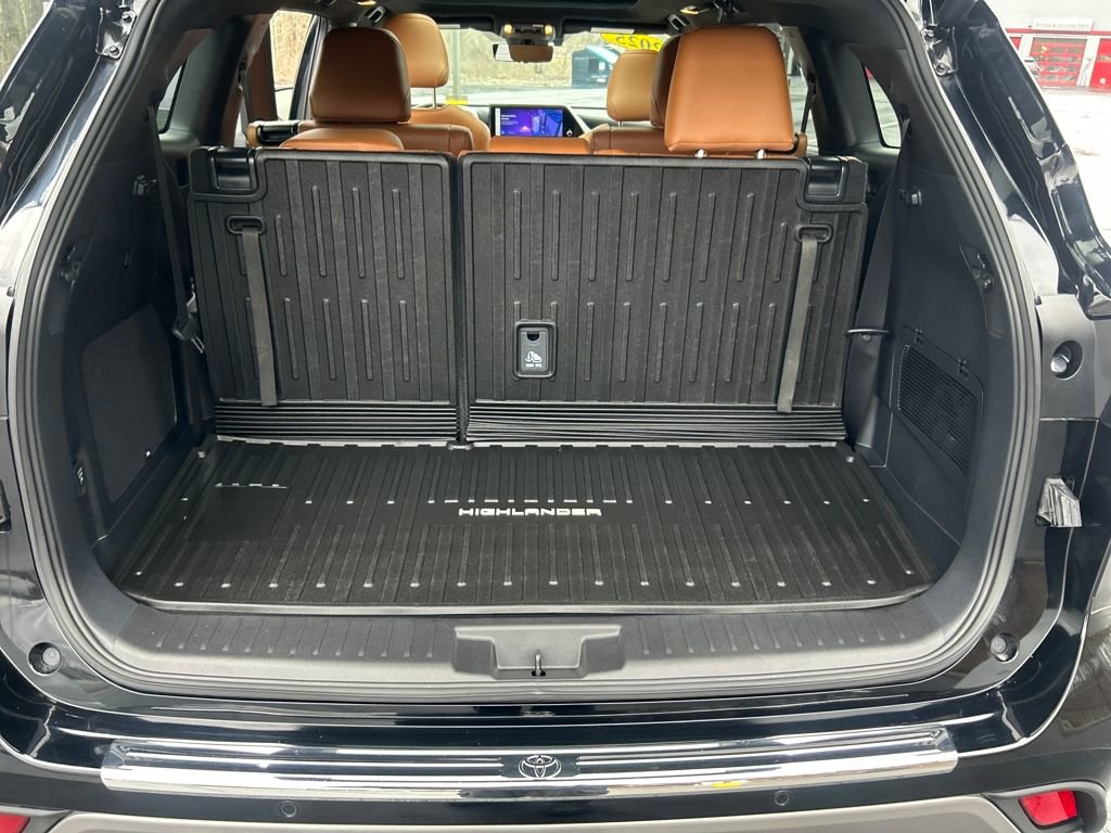 Certified 2025 Toyota Highlander Platinum image 26