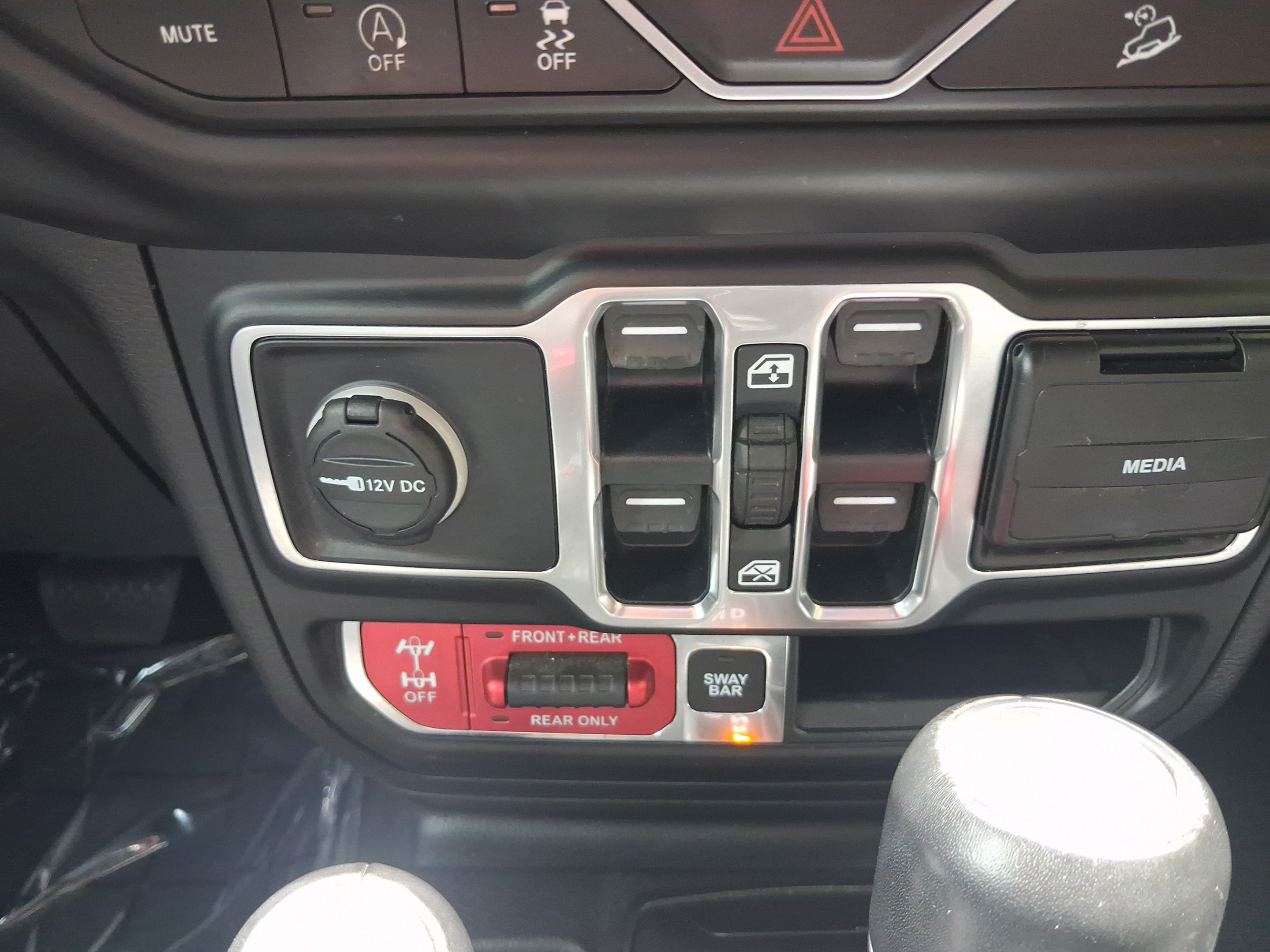 Used 2020 Jeep Wrangler Unlimited Rubicon w/ Dual Top Group AWD/4WD image 16