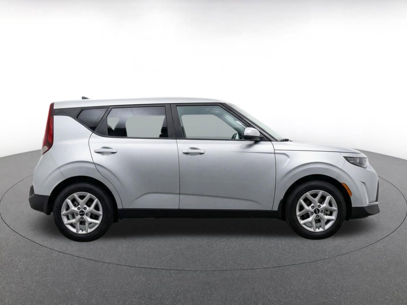 Used 2025 Kia Soul LX w/ LX Technology Package FWD image 10