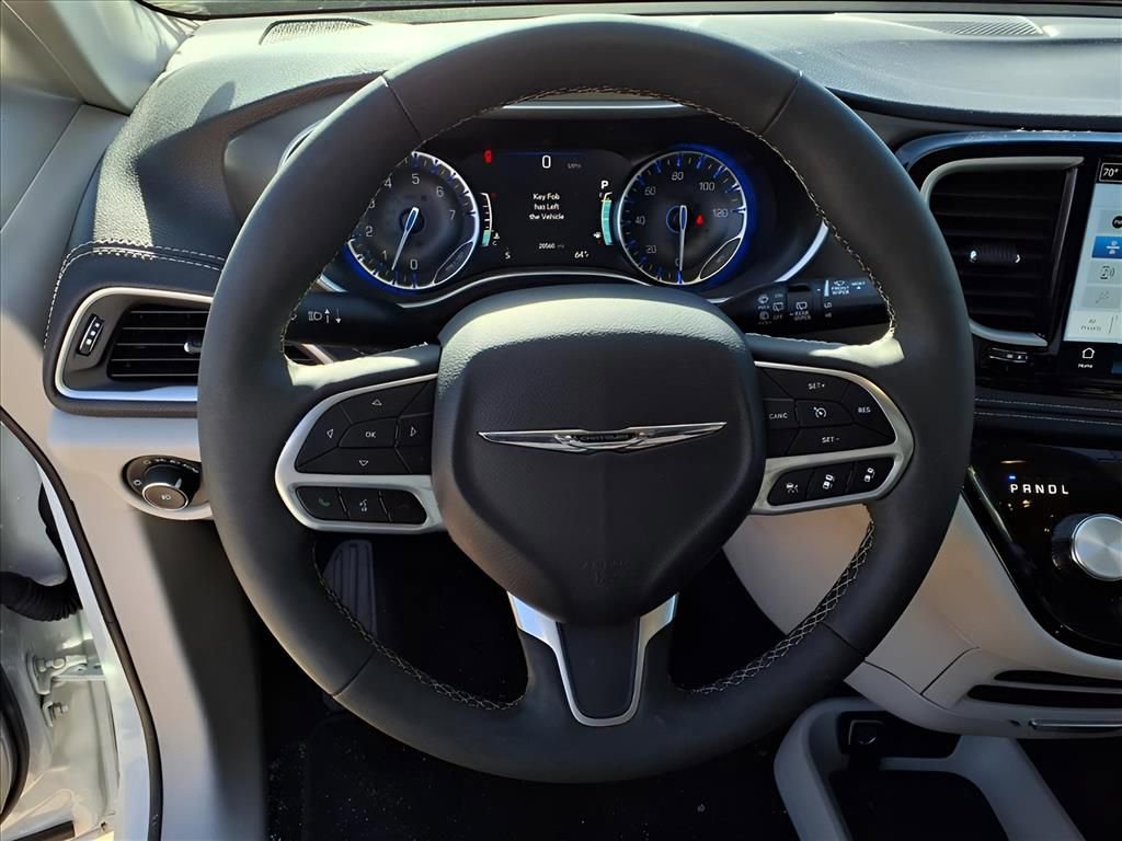 Used 2024 Chrysler Pacifica Touring-L image 7