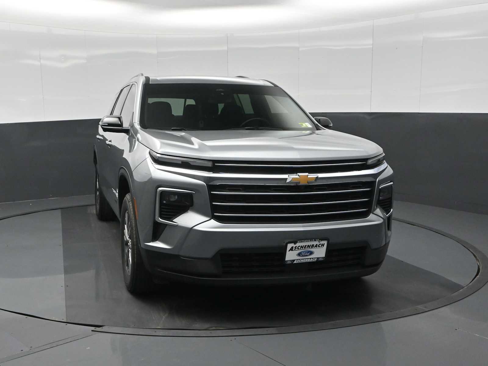 Used 2024 Chevrolet Traverse LT image 3