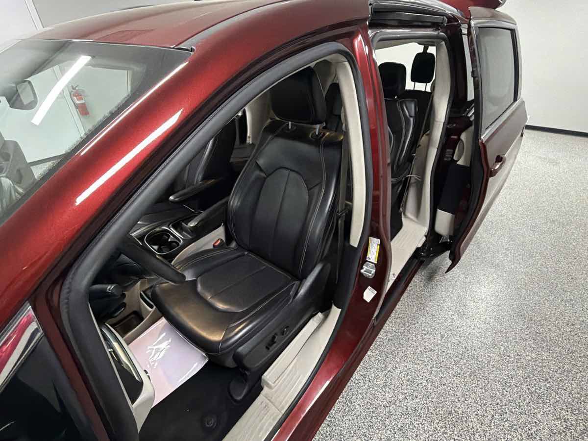 Used 2020 Chrysler Voyager Lxi FWD image 12
