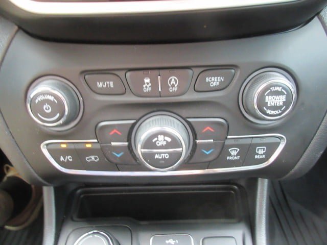 Used 2019 Jeep Cherokee Overland w/ Technology Group AWD/4WD image 28
