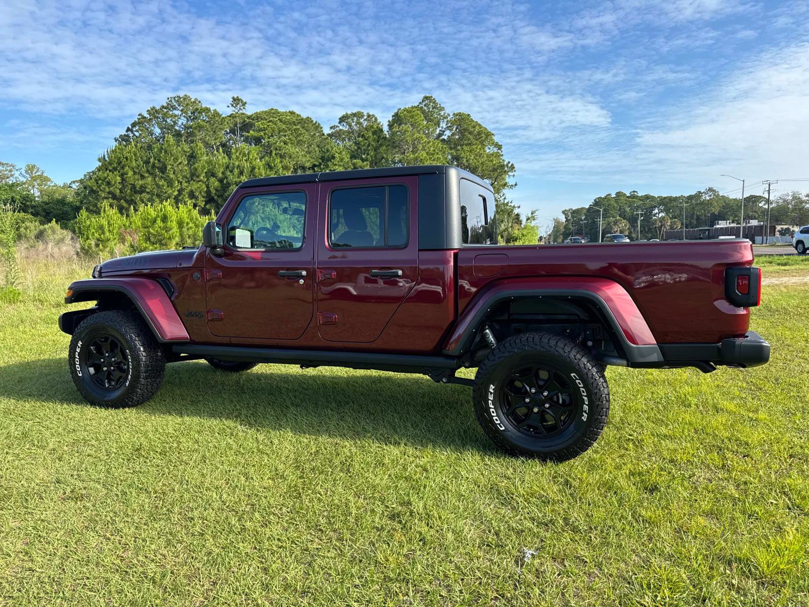 Certified 2022 Jeep Gladiator Overland AWD/4WD image 5