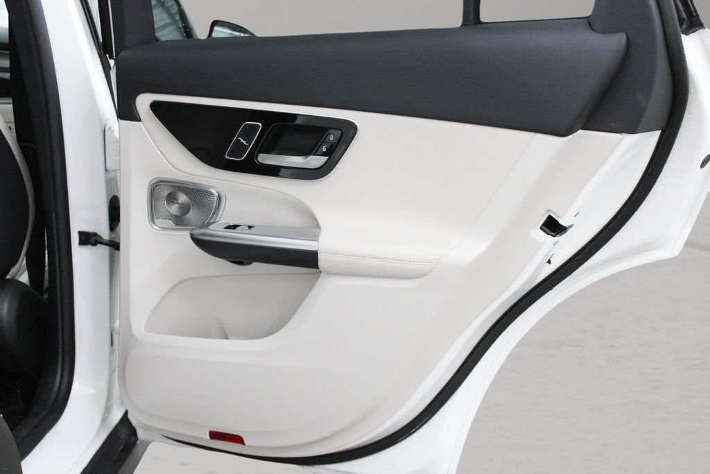 Used 2025 Mercedes-Benz GLC 300 image 29