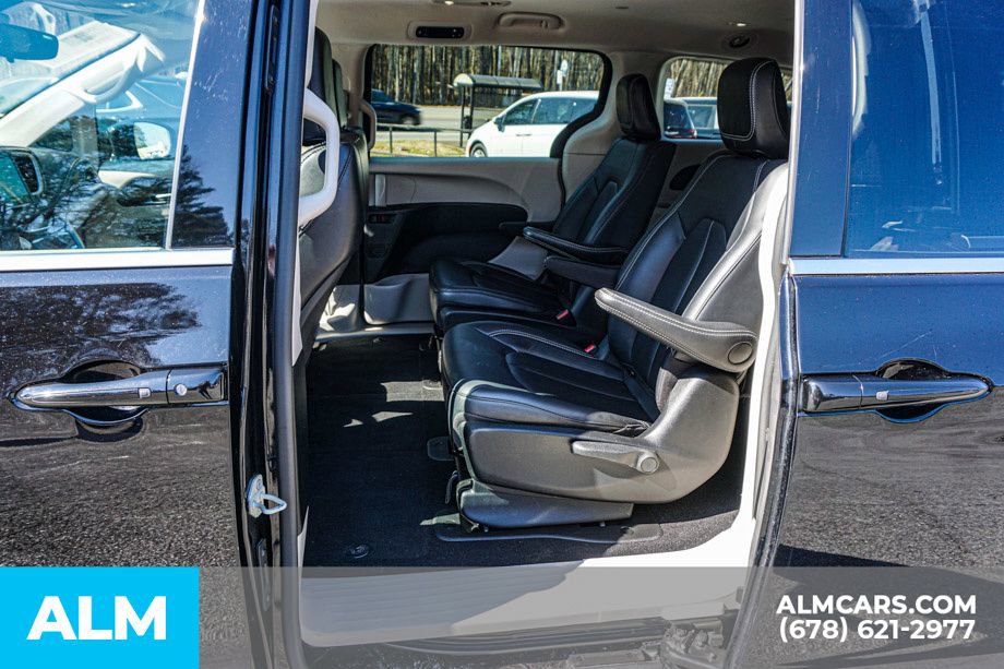 Used 2024 Chrysler Pacifica Select image 21