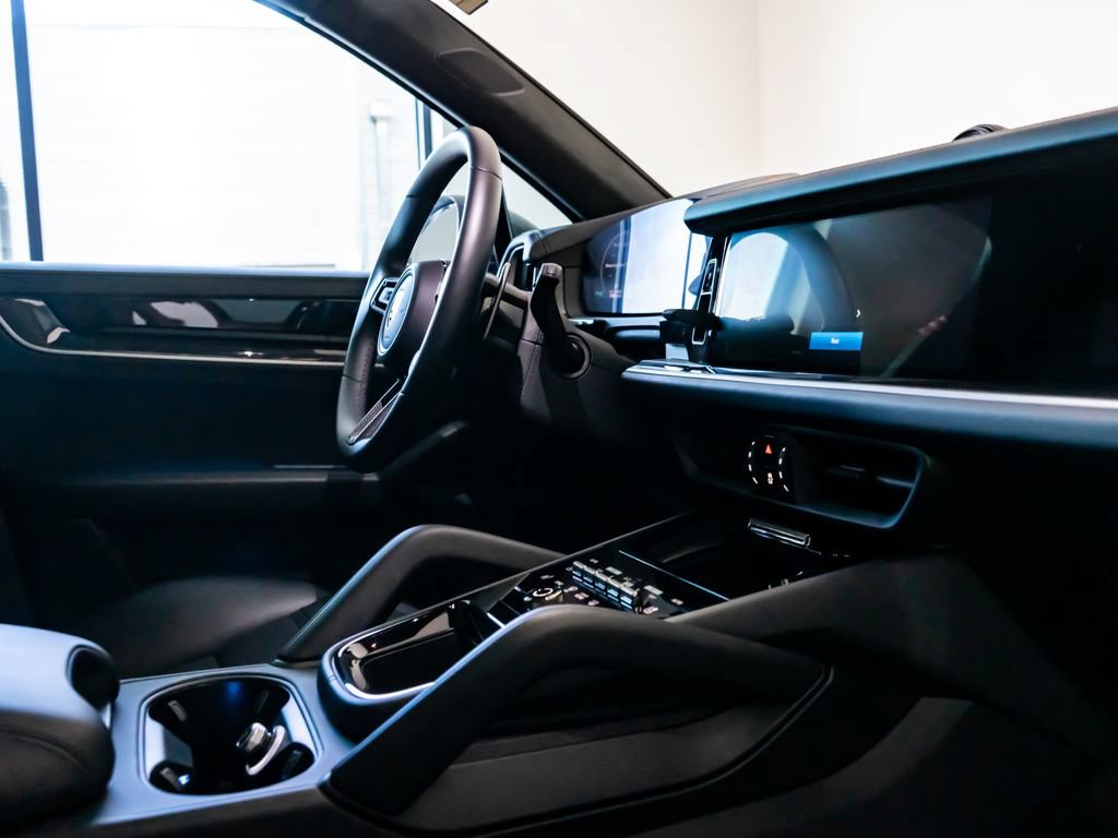 Certified 2025 Porsche Cayenne Turbo AWD/4WD image 33