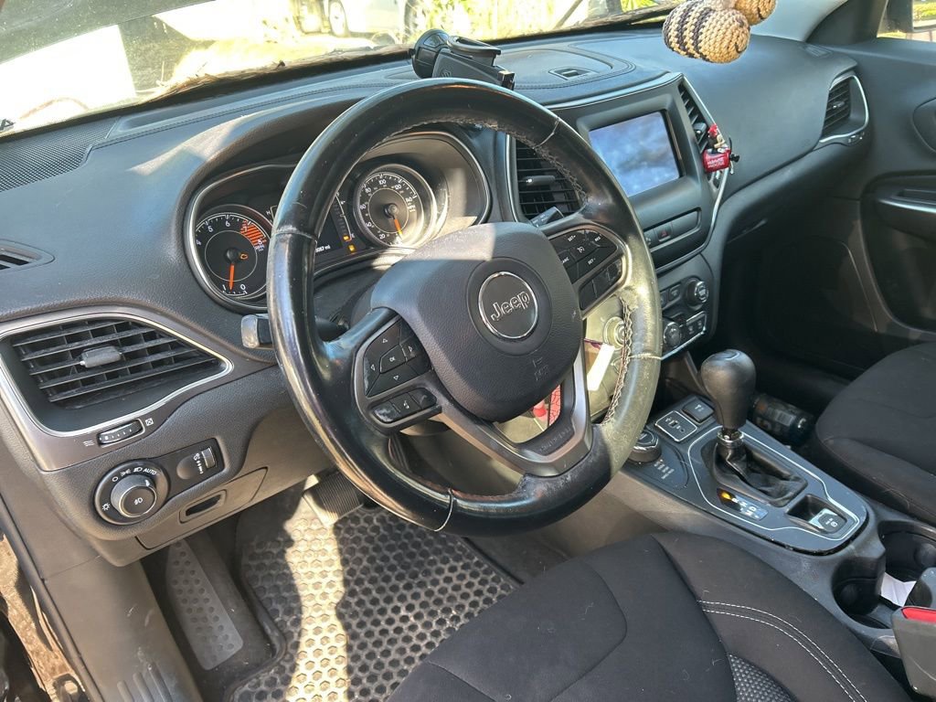 Used 2019 Jeep Cherokee Latitude w/ Cold Weather Group video 2