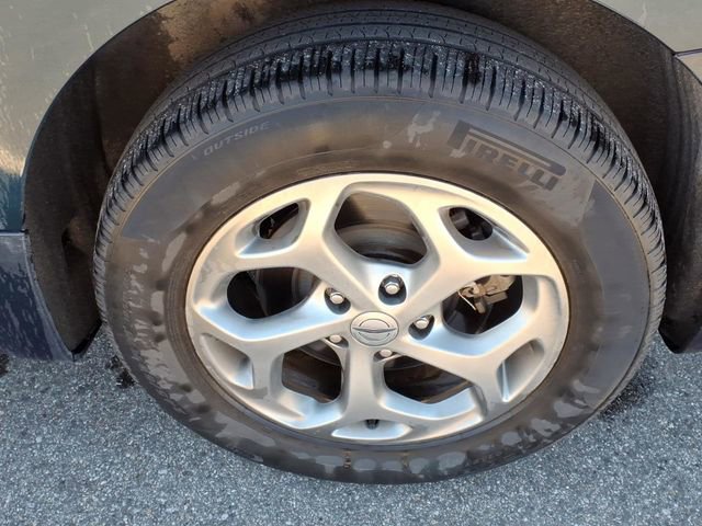 Used 2023 Chrysler Pacifica Limited w/ Uconnect Theater Family Group image 5