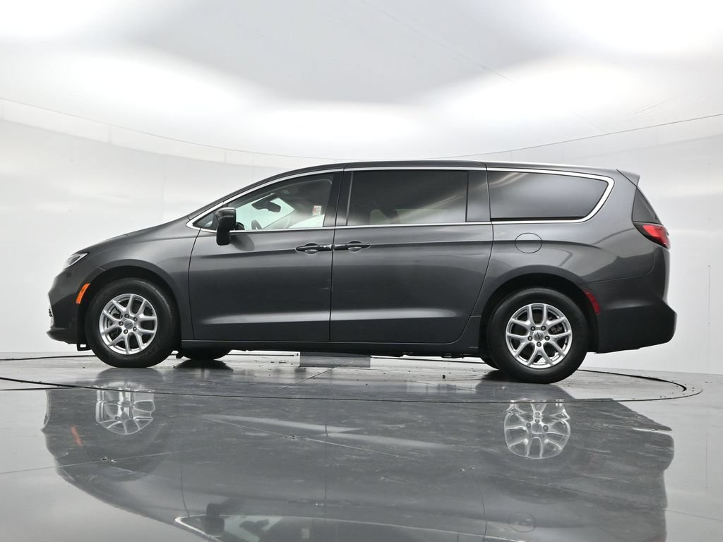 Used 2023 Chrysler Pacifica Touring-L FWD image 47
